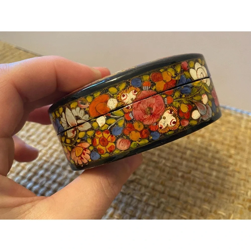 Vintage Kashmir India Hand Painted Floral Papier Mache Trinket Box‎ Oval Lacquer